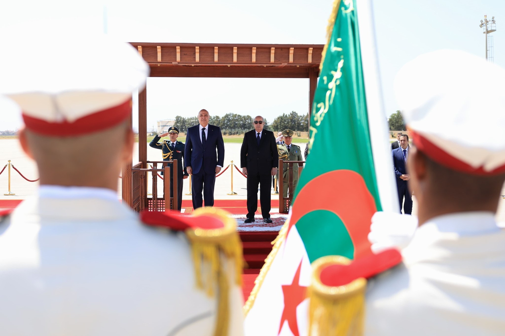 الرئيس عون في زيارة إلى الجزائر